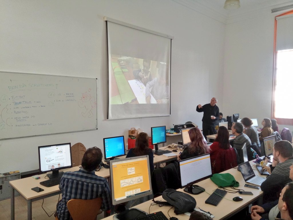 Els amics de <a href="/binomi11/">[binomi]ⁿ</a> ens presenten la seva experiència amb el robot <a href="/TrueTrue_es/">TrueTrue</a> treballant amb etapes de infantil i també fent dissenys 3D amb secundària per afegir-li complements. #scratchedmeetup #scratchedmeetupBCN <a href="/ScratchEdTeam/">ScratchEdTeam</a>