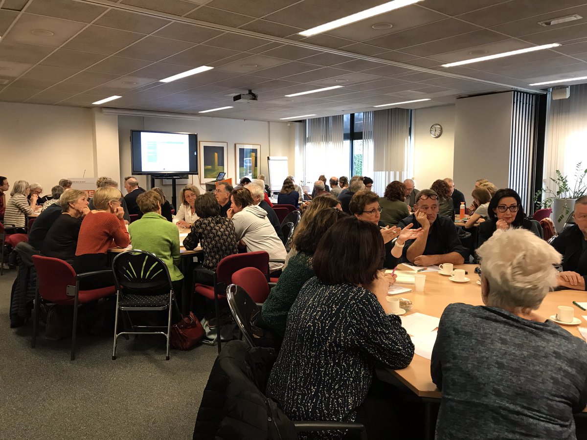 Bijna 100 ouders in Breda aanwezig betrokken bij ouderinitiatieven om met elkaar ervaringen te delen en kennis te nemen van ontwikkelingen. Zojuist was <a href="/VGZ/">Coöperatie VGZ</a> aan het woord. Nu ervaringen delen.