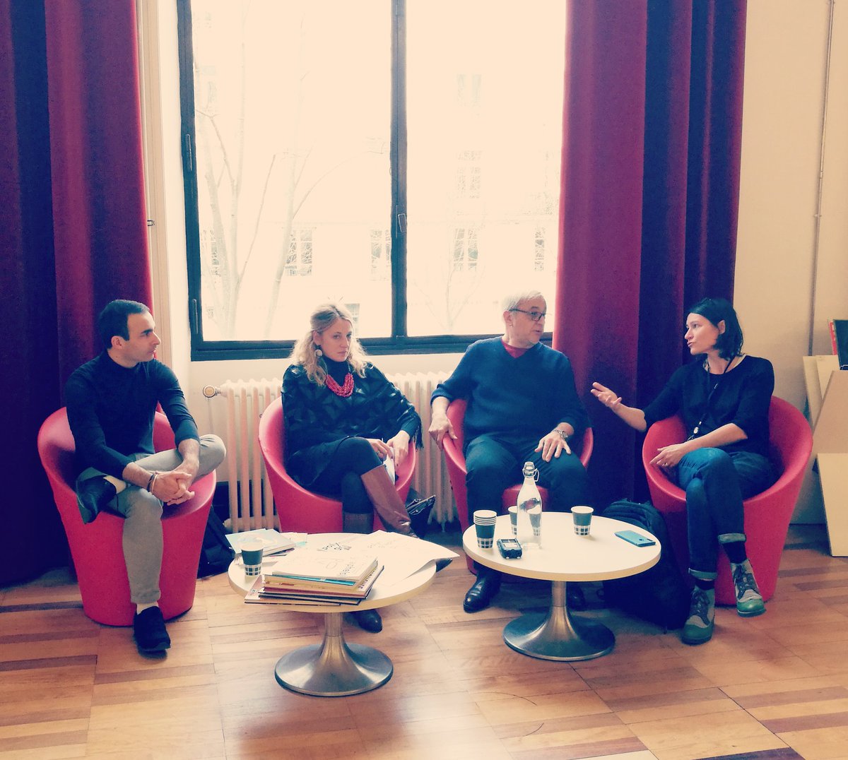 Table ronde "Édition et #graphisme, mettre en forme les paroles en déplacement" avec notamment Kkrist Mirror pour sa trilogie "Gitans", "Tsiganes", "Manouche" au @ppdoree pour le Salon #LittExil sur les littératures de l'exil et de la #migration.
#BD #bookfair #sdl