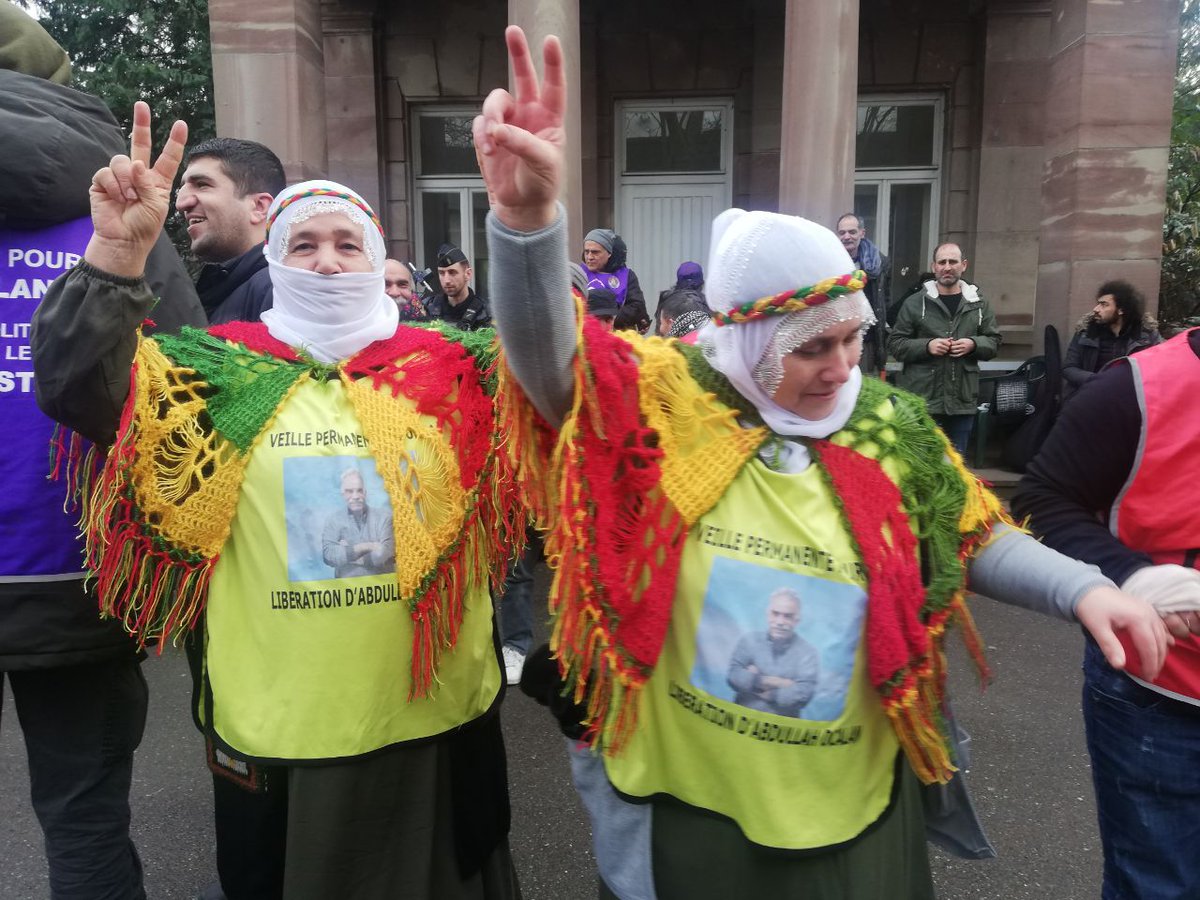 redequomujeres's tweet photo. La #LargaMarcha llegó a Estrasburgo para reclamar una solución política al conflicto en Kurdistán.Nos lo relató nuestra compañera @evadelfresno desde la emoción,en el encuentro entre las tres columnas ✊🏼💜 Pueblos unidos💪🏾🌏por la justicia
#LongMarch2020 #womensDefendRojava https://t.co/zCtR5lBOs1