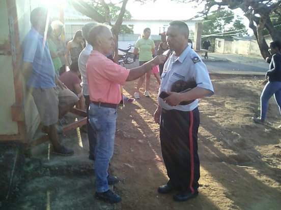 Vecinos de la Calle Miramar de Alta Vista se reunieron con funcionarios de <a href="/POLIFALCON/">Policía de  Falcón</a> para denunciar el robo de dos pantallas del alumbrado publico y los ultimos hechos delincuenciales que tienen alarmada esta comunidad que se vieron en la necesidad de crear un grupo en Whatsaap