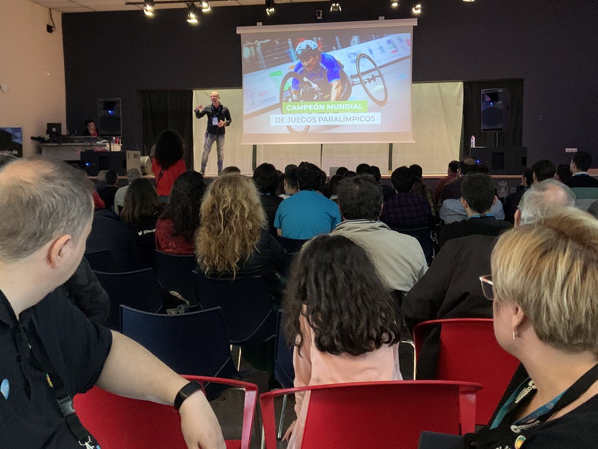 Todos escuchando Nando al <a href="/WCChiclana/">Last Dance WC Chiclana</a> , también su hija 💕