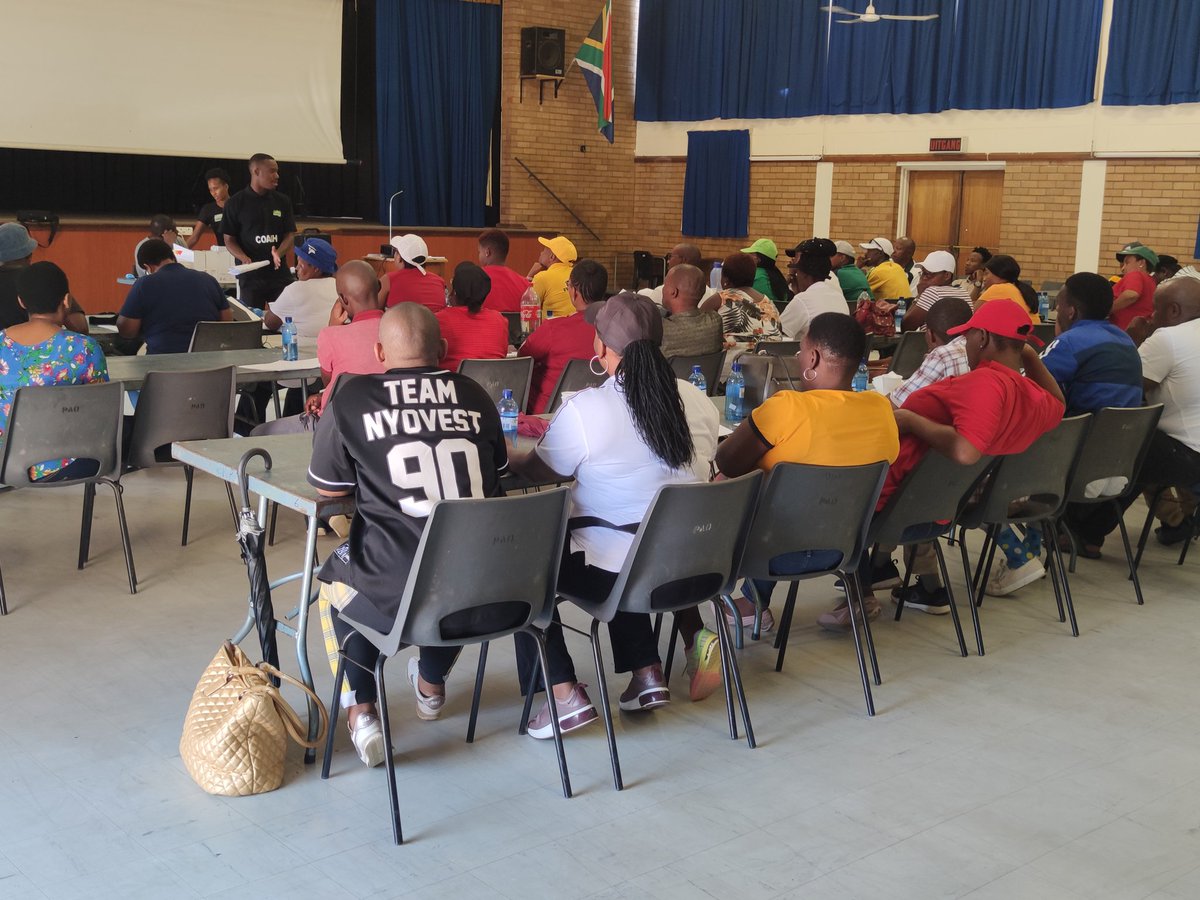 MashavaSilas's tweet image. Coach Sifiso talking about technical skills that are important in football development ⚽ @sanlam #SanlamFoundation #DreamfieldsProject #growingdreams