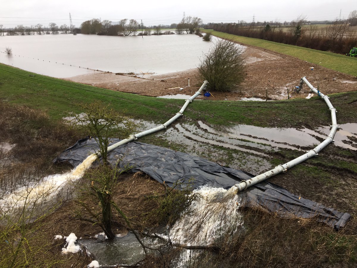 We have two 12 inch pumps at Carlton Bridge, on the River Aire, reducing water levels to increase capacity ahead of #StormDennis  and an additional three 6 inch pumps at Hirst Courtney. Remain #floodaware