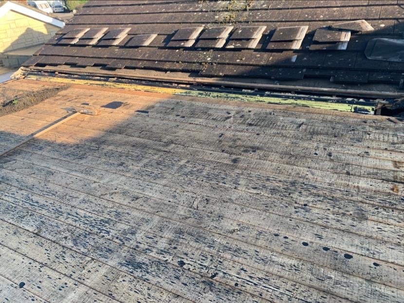 SMilesRoofing's tweet photo. BEFORE | DURING | AFTER 🏡
We managed to replace a flat roof this week, battling with the wind and rain!
▪️ EPDM rubber roof which comes with a 20 YEAR GUARANTEE 
#roofer #roofing #flatroof #EPDM #Swindon #roofersofinstagram #rooferlife https://t.co/qsDbJKpYwn