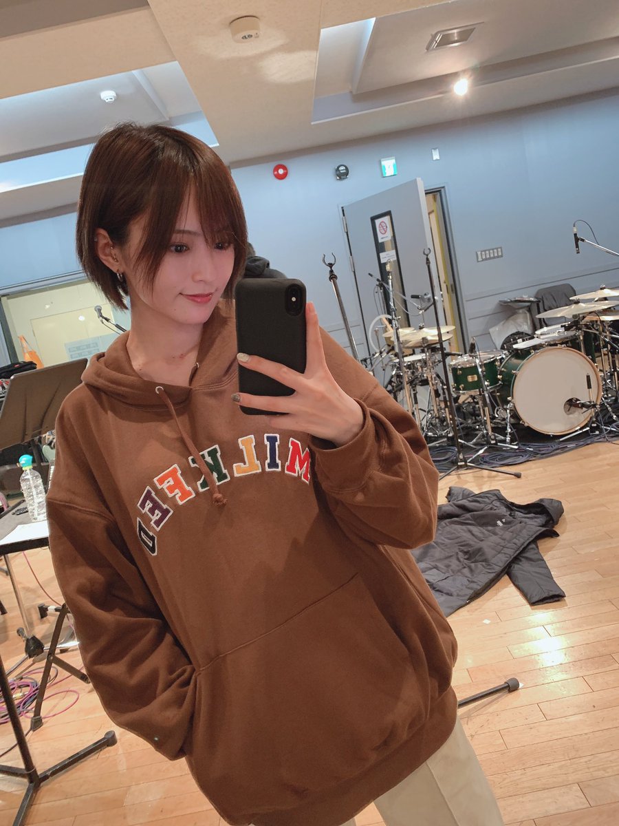 山本彩の私服 全国ツアーのリハーサル中のブラウンのロゴ入りパーカーです 芸能人の私服 衣装まとめ Woomy