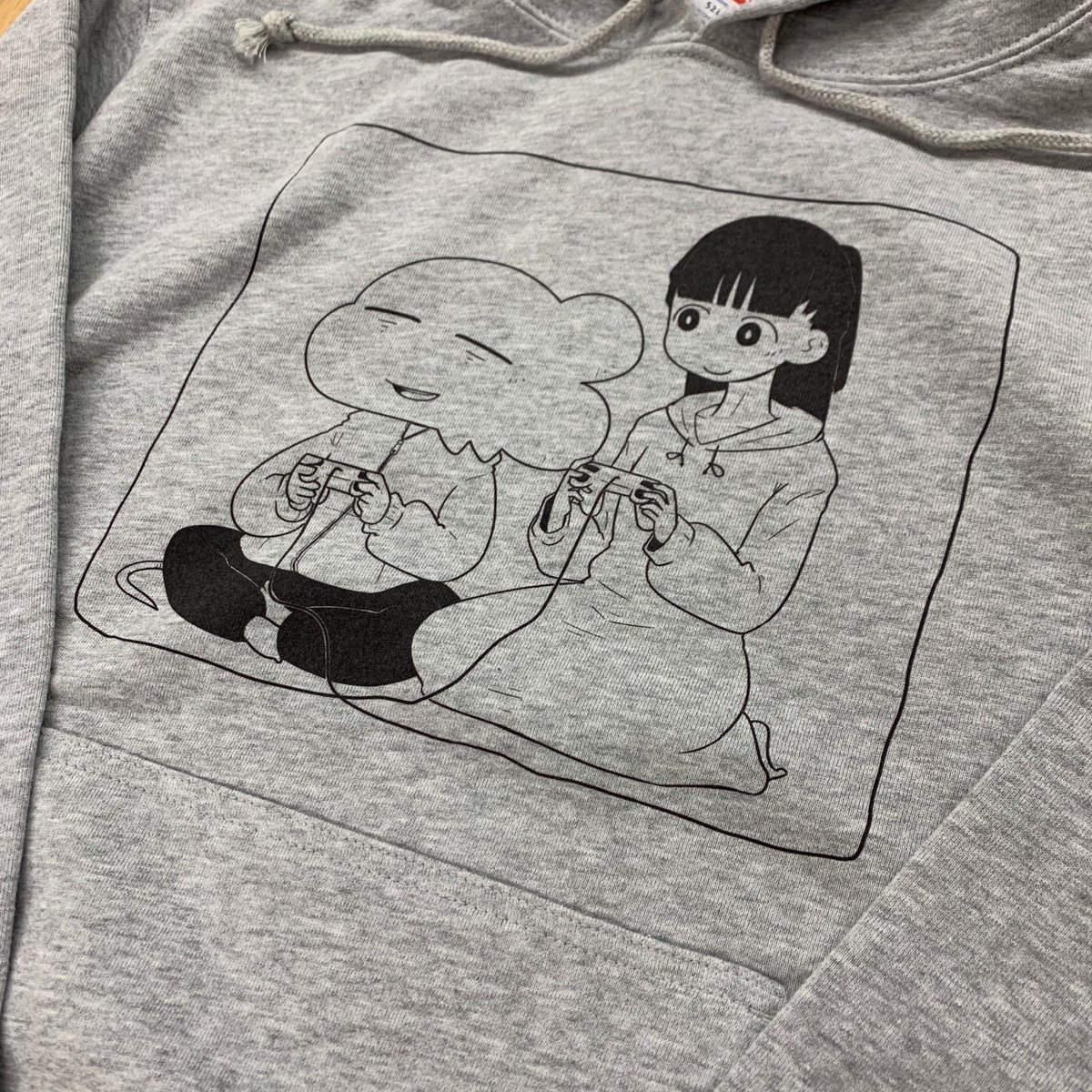 予約販売期間が16日の日曜日までと迫ってまいりました。欲しいと思って下さった方でまだ申し込まれていない方はこの機会にお求めいただけると嬉しいです。
マグカップは2種類を合わせた時に大きなハートが浮かび上がり、パーカーもキレイでとても可愛く作ってもらえました! https://t.co/DKW38ayIst 