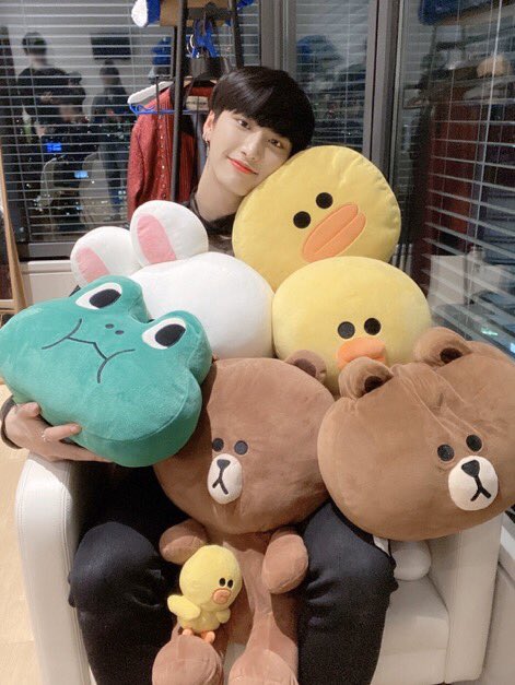 ⌗  :: day 45. my valentine’s day was off to a great start as soon as i woke up this morning because i saw that you had posted :’) you look so cute with all those plushies. you don’t know it, but you’re my valentine this year alright? okay, happy valentine’s day i love you! ღ