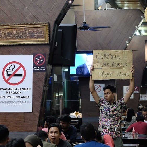 " Pakai mask, selak sikit, hisap rokok " 👍🏻 #bebudakkadbod #KalauTerasaRoger #KeranaSekepingKadbod #dudewithsign #DoItForTheGram