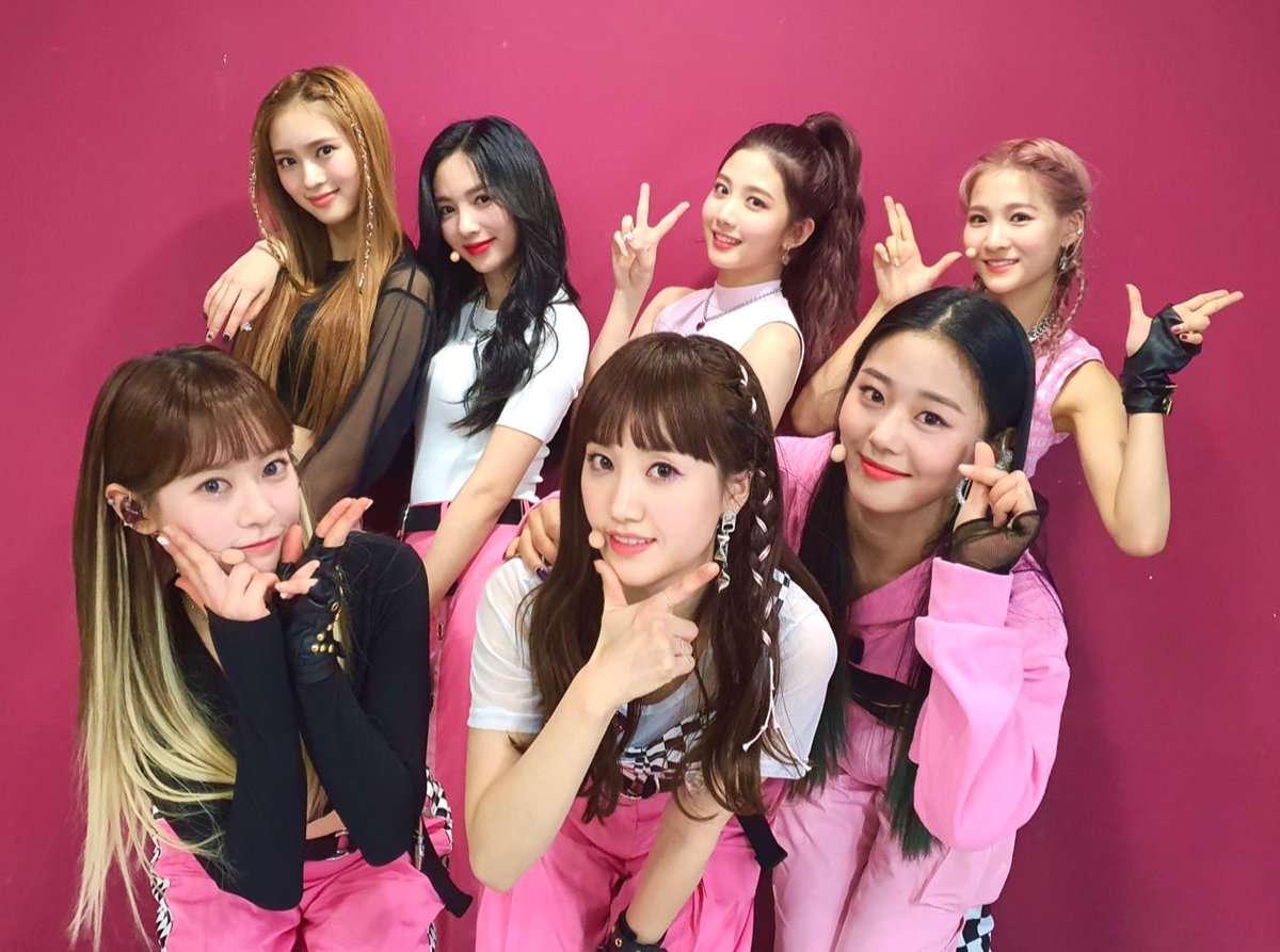 cherrybullet's tweet photo. [📸] 200215 음악중심 첫 방송❣️

Cherry Bullet과 함께라서 행복한 주말💖
'무릎을 탁 치고' 무대보고 에너지 Up된 Lullet들 모두 Hands Up🙌

#CherryBullet #체리블렛 #무릎을탁치고 #HandsUp 🙌 https://t.co/pK3eZEnsTd