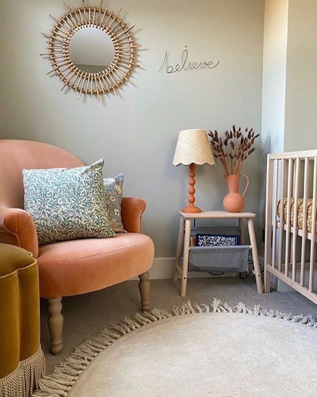 I adore the colours @gillyferg has used for her nursery. The warm peach chair and accessories (scallop lamp of dreams) with the rich mustard and natural wood. Such a calm space. ift.tt/2HqdhOz