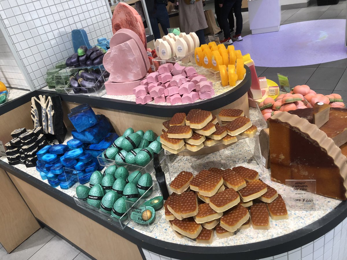 れいよう 新宿のlushに行ってきたんだけど 手作りの色んな形の石鹸 入浴剤とかパックが沢山売ってて楽しかった 面白い 店員さんが 自分の好みの入浴剤選んでくれたし最上階にはスパもあるみたい