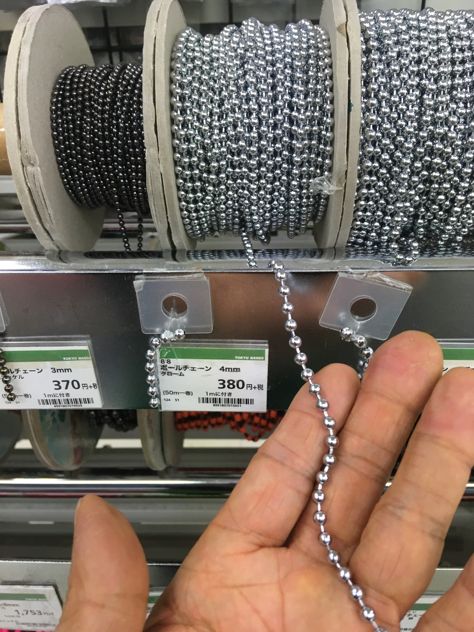 東急ハンズ渋谷店 ボールチェーンのご紹介です チェーン ボールチェーン4mm クローム 1mあたり380円 税 10cm単位で切り売りで販売しています その他各種取り扱っております ハンズ渋谷b1aフロア ゴリ Diy T Co 2vn9y98qbg Twitter