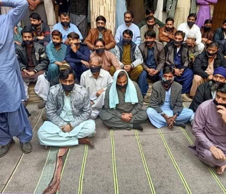 Mukesh_Meghwar's tweet photo. Hindu Community of Jacobabad protesting against forced conversion of Mehak Kumari, having masks on their mouth!!
#stopforcedconversions https://t.co/TBehlpbSOb