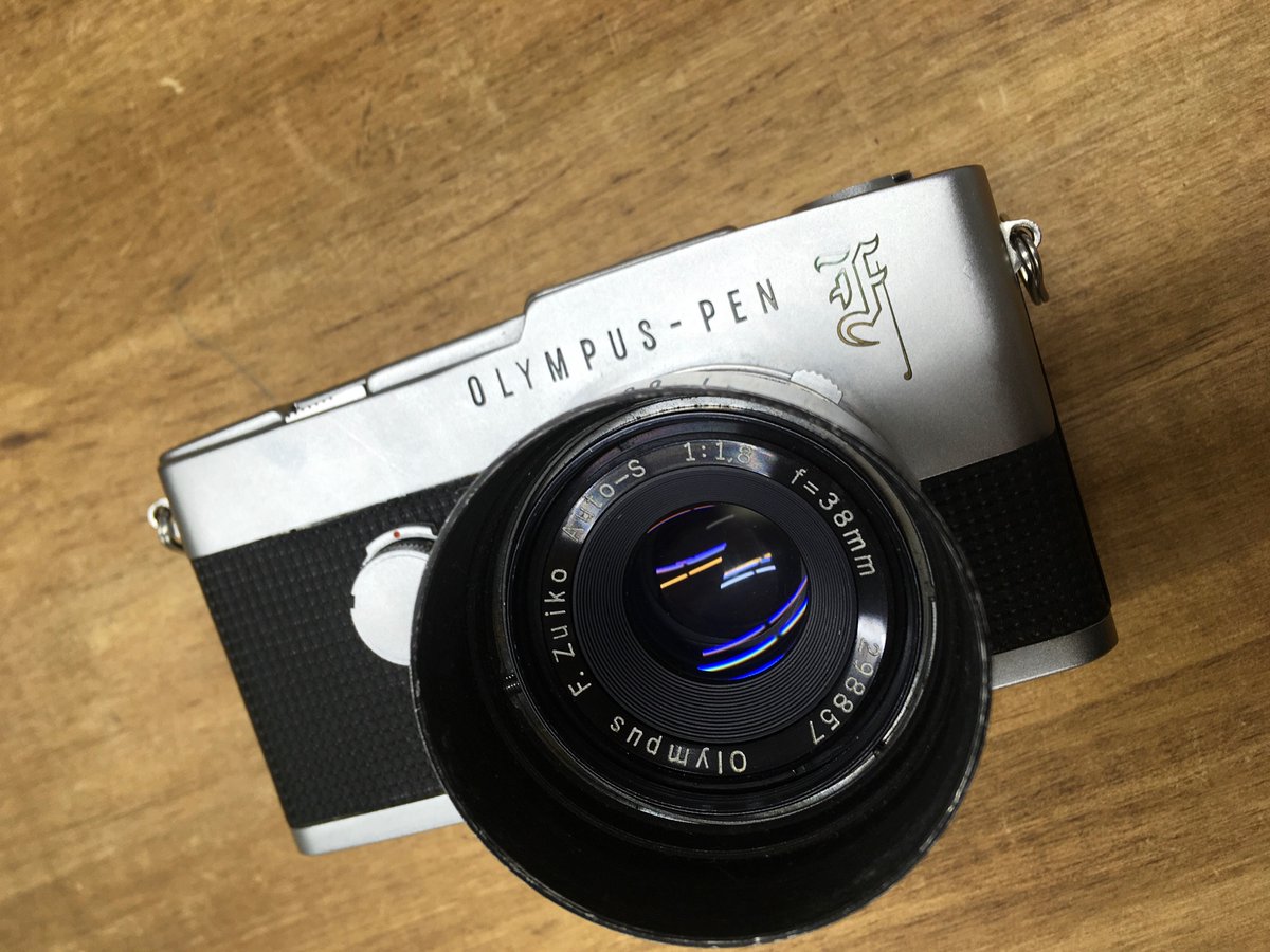 東京camera Ar Twitter 入荷速報 Olympus Pen F 38 1 8 フード付き レンズ交換出来るハーフサイズ一眼レフ F の花文字と二回巻き上げが特徴です フィルムカメラ ハーフサイズ Olympus Pen