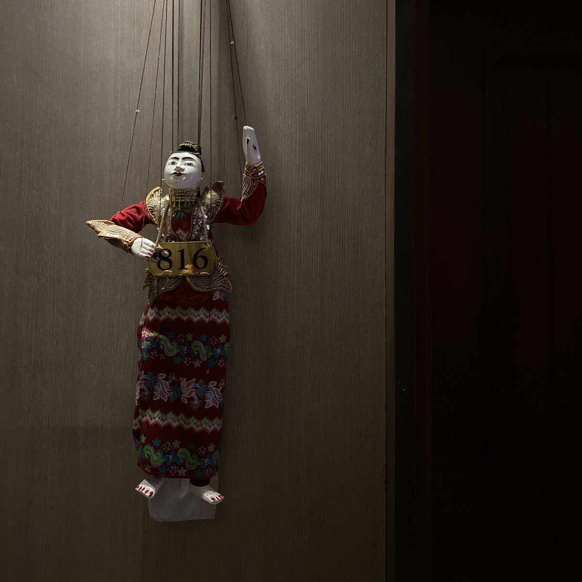 ป้ายบอกเลขห้องของโรงแรมอ่ะ แกคิดว่าฉันหลอนมะ