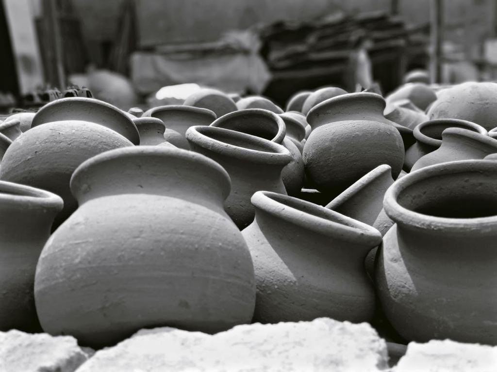 Pots also having a holy symbol...these ones are used at the time of cremation.🌪
.
.
.
.
#kumbha #holysymbol #symbol #holypots #potters #pottery