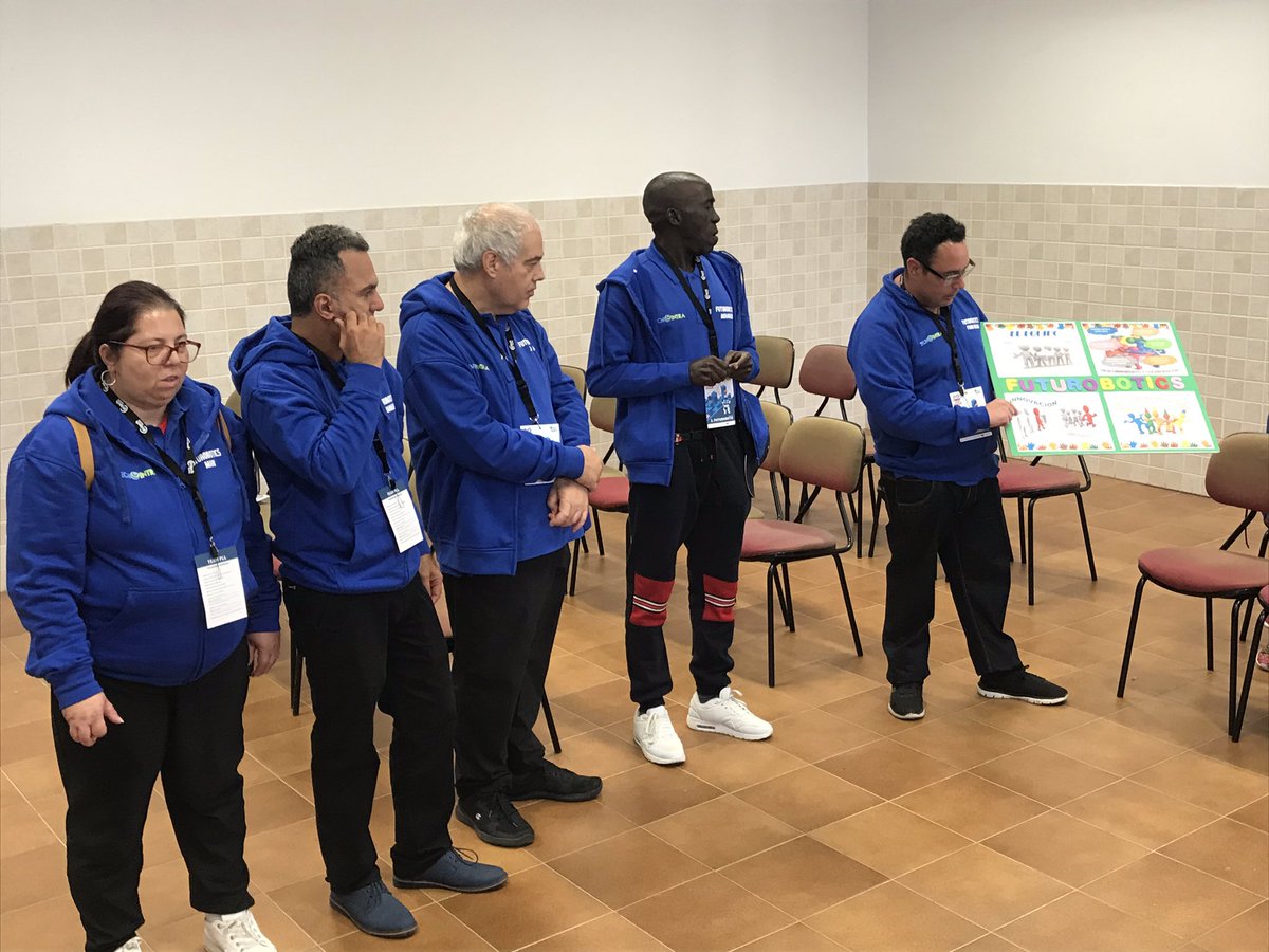 FLLCanarias's tweet photo. El equipo #FLL #Futurobotix pide la colaboración del jurado para hacer un robot humano... Gran trabajo de equipo mostrando los valores trabajados y aprendidos. 
Bravo chic@s!!! 👏🏽👏🏽👏🏽

#FLLCanarias2020
#FLLSpain
#Morethanrobots
#CityShaper
#BoomTowmBuild https://t.co/bvJwLAVEIw