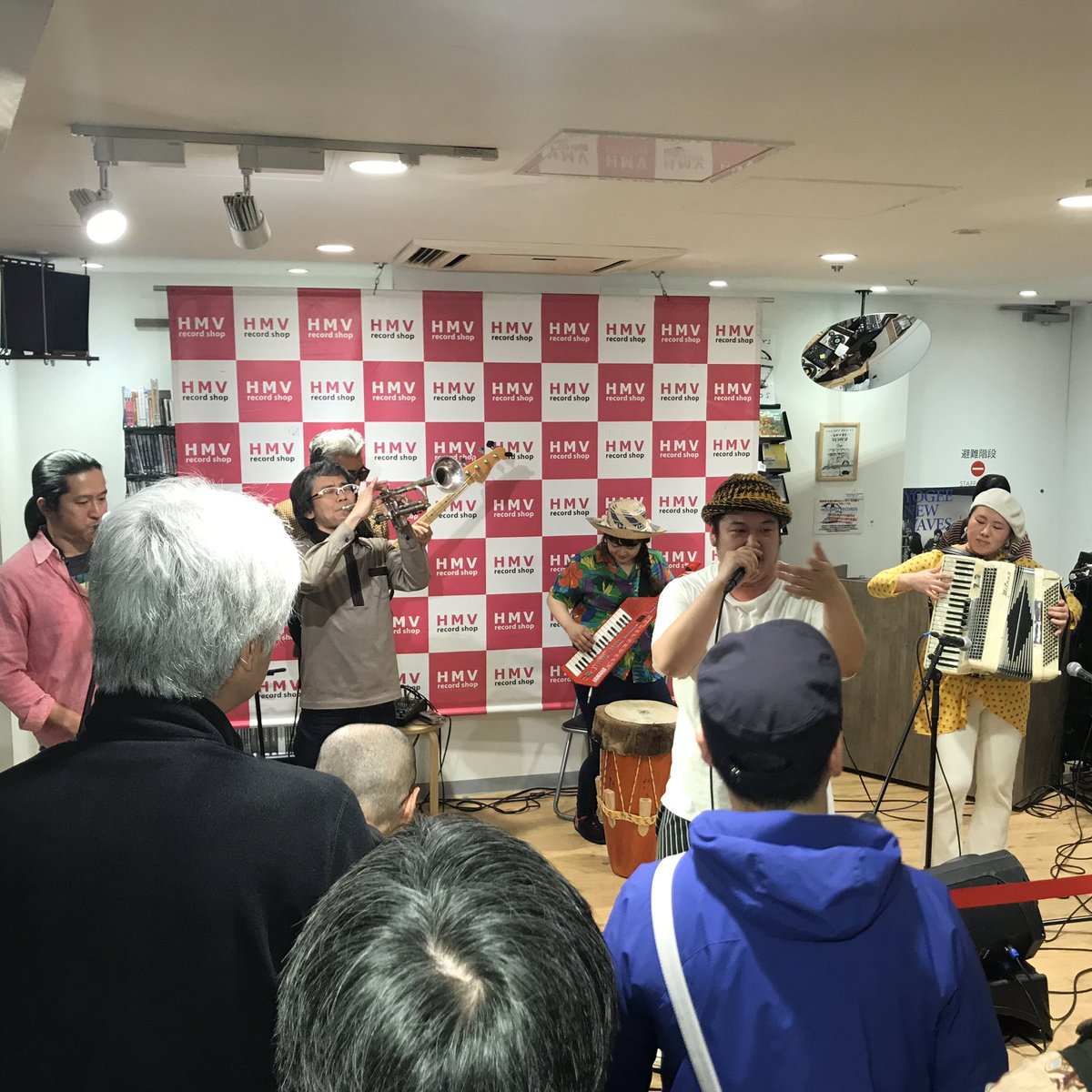 t_takiguchi's tweet photo. サインのための余白デザイン^_^ ムンビア・イ・スス・カンデローソス
MUMBIA Y SUS CANDELOSOS
HOKKORI TIME / CUMBIA DUCHA
#ムンビアイススカンデローソス
#MUMBIAYSUSCANDELOSOS
#MutsumiKobayashi #MUUPY
#Cumbia #クンビア @_muupy_ https://t.co/MNhsaG8Zs7