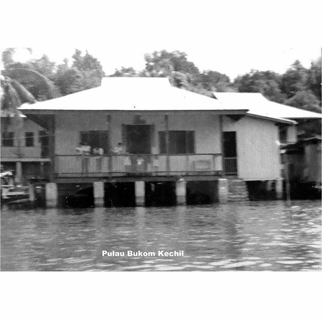 Lim Cheng Tiong shared an old photo of his family’s first home on the island of Pulau Bukom Kechil where they lived from 1966 to 1969. He was still a small child in his mother’s arms when this photo was taken; his siblings and cousins can be seen holding… bit.ly/2HsAyzf