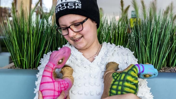 samsam_magazine's tweet photo. Robotdino Micah zorgt ervoor dat Floortje (13) de chemo even vergeet: https://t.co/fb48jjbTjt @prinsesmaximac Het is vandaag #wereldkinderkankerdag om extra stil te staan bij kinderen zoals Floortje. https://t.co/6ctEsdTLFL