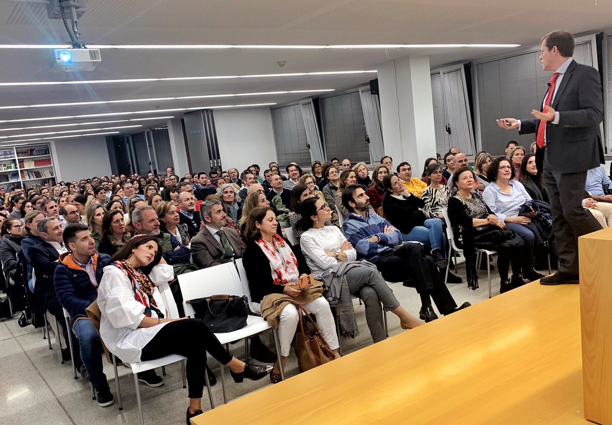 MiravallesRedin's tweet photo. EVENTO ALUMNI. Más de 300 @FomentoAlumni y familias de Miravalles-El Redín aprendiendo a educar con humor sus hijos. ¡Gracias al Dr. @GutierrezRojasL por enseñar cosas tan importantes con tanta alegría!
#YoSoyFomentoAlumni #ColegioBilingueNavarra https://t.co/vb58shERaY