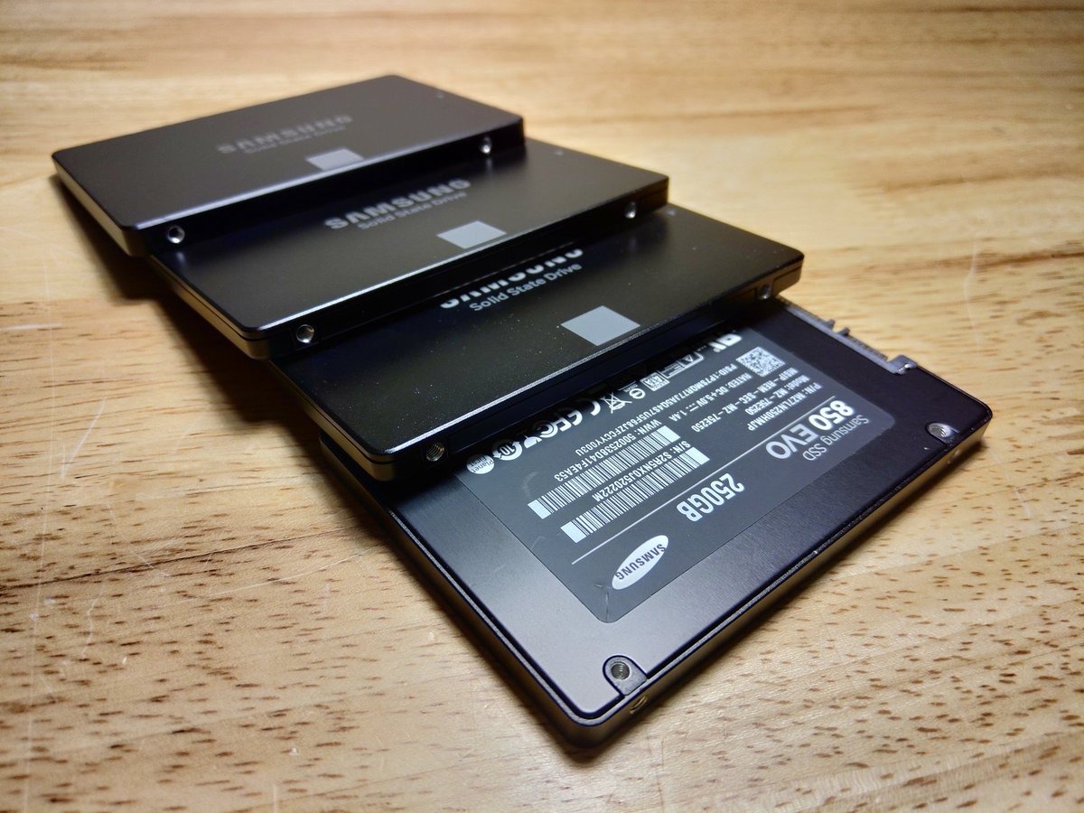 TitanKingMedia's tweet image. Figured with the current health scare affecting tech inventory, now is the time for an upgrade and/or experiment.

Let&apos;s see how all flash storage over 10gbe affects 3D modeling and rendering!

#samsung #networkattachedstorage  #ssdserver #unraid #3d #10gbe #linux