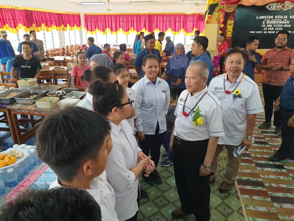 Saya beramah mesra dgn murid-murid SMK Tutoh Apoh, Long Panai, Baram, Sarawak. Mereka amat bersemangat mencari ilmu walaupun jauh di pedalaman.