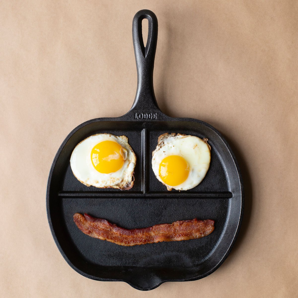 LodgeCastIron's tweet photo. Two eggs for eyes and a smiling bacon mouth. 😄🥓❤️ Show us your breakfast face with #breakfastface and we'll retweet our favorites! https://t.co/Ep4oju9S0E