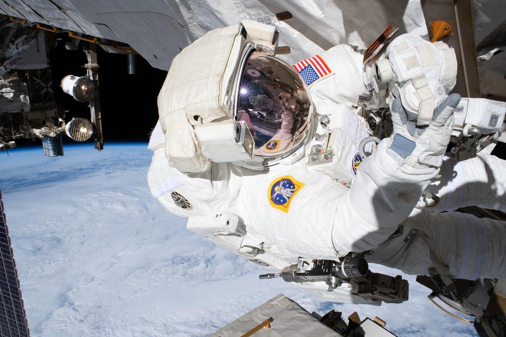 NASA's tweet photo. ‼️ Heard the news? We’re hiring @NASA_Astronauts to go to the @Space_Station, the Moon and Mars! 

Applications are open from March 2 - 31.
 
On the fence about applying? Let us help. Here are some signs you’re ready to take to the stars: https://t.co/kqciZqdeqQ https://t.co/dPkfpkKtew