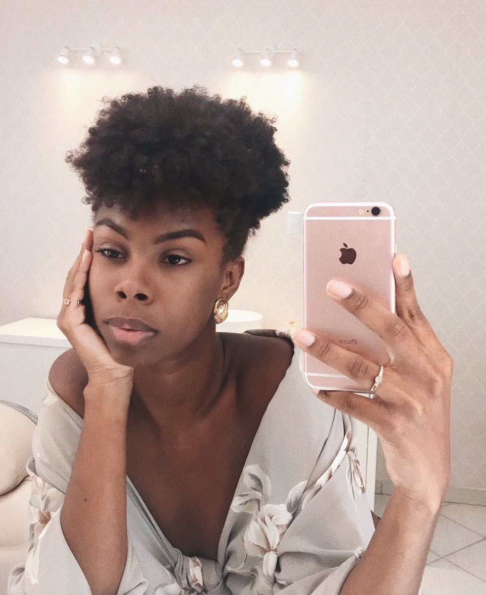 mannuvianaa's tweet image. Aí cê vai fazer um alogamento de cílios e da de cara com essa especialista