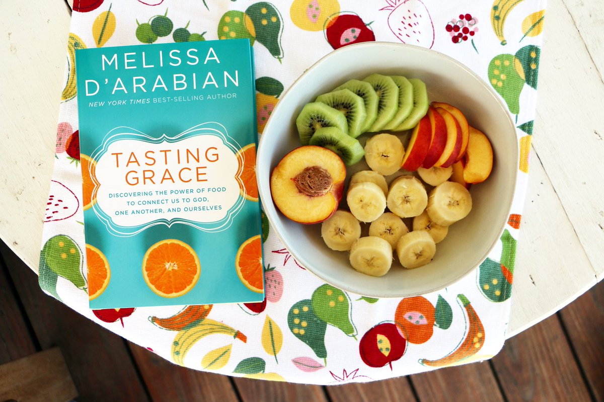 A bright, sunny Saturday calls for an outdoor snack and reading sesh 🥝🍑🍌☀️!