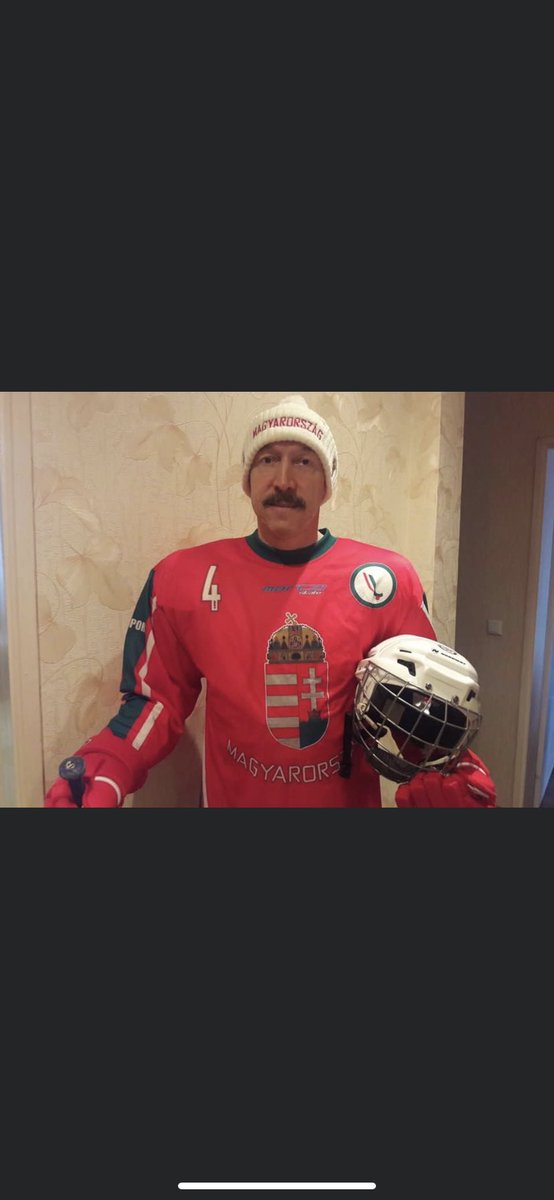 pacsaydennis's tweet photo. Ryssar är ju ryssar..... Men är detta inte den sjukaste ryssen?? Han älskar Verkligen Ungern bandy... Hur fan kan man göra det?? Vi är inte direkt bra😅 #hunbandy https://t.co/fB17jSjHJP
