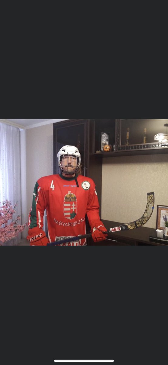 pacsaydennis's tweet photo. Ryssar är ju ryssar..... Men är detta inte den sjukaste ryssen?? Han älskar Verkligen Ungern bandy... Hur fan kan man göra det?? Vi är inte direkt bra😅 #hunbandy https://t.co/fB17jSjHJP