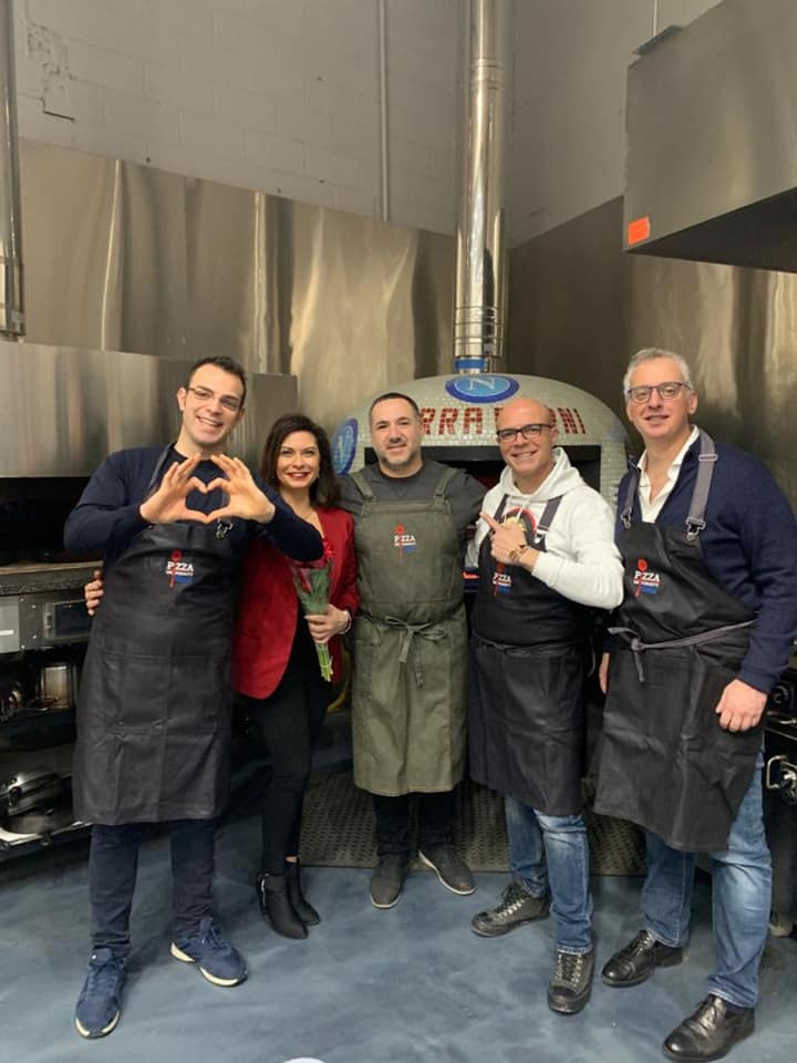 CapriDamore's tweet photo. Our #USTour was a huge success last month! We still cannot stop thinking about it... this is a #ThrowbackThursday pic when we visited @MarraForni with @amyriolo #thursdayvibes #pizza #italy #traveltribe #foodiechats https://t.co/mtYbHt083l
