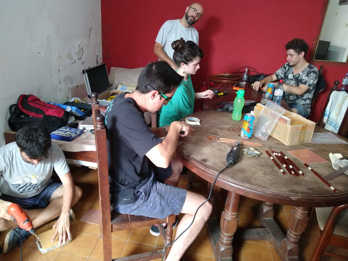 Armando los Kits de Biquad. En equipo siempre es más fácil. Parte del <a href="/hamping_org/">Hamping</a> team!
#biquad #wifihack #antenna #comunidad #seccon #amigos