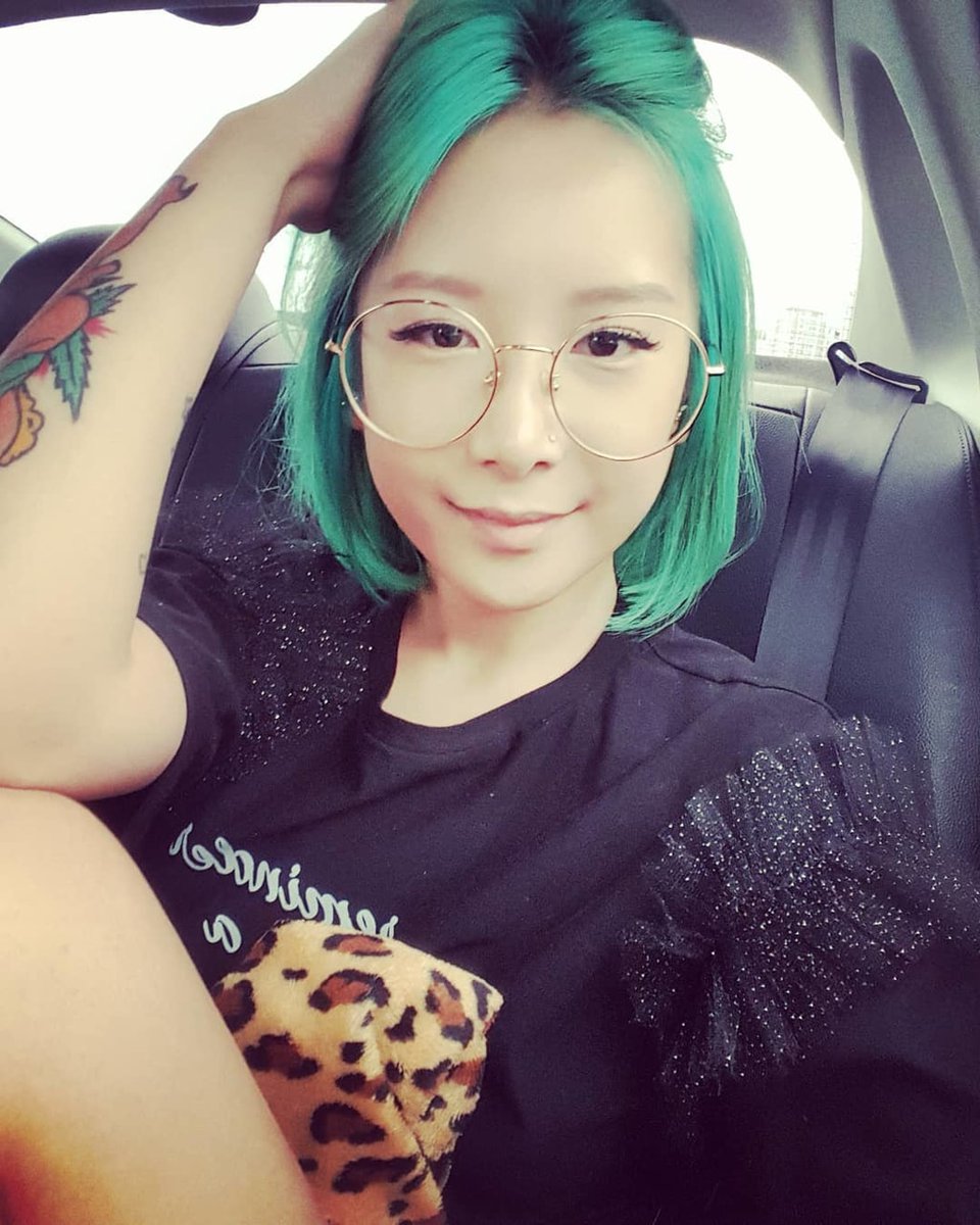 KpopGirlzBands1's tweet photo. #Cheska #exFIESTAR ha dicho en una transmisión de #twitch sobre como vivió siendo una idol en poco tiempo (estuvo 2 años)
Además, declaró que no tenía deseos de debutar con #FIESTAR, pero se vio obligada a hacerlo bajo su contrato. Cheska expresó: https://t.co/OUZriqicy7