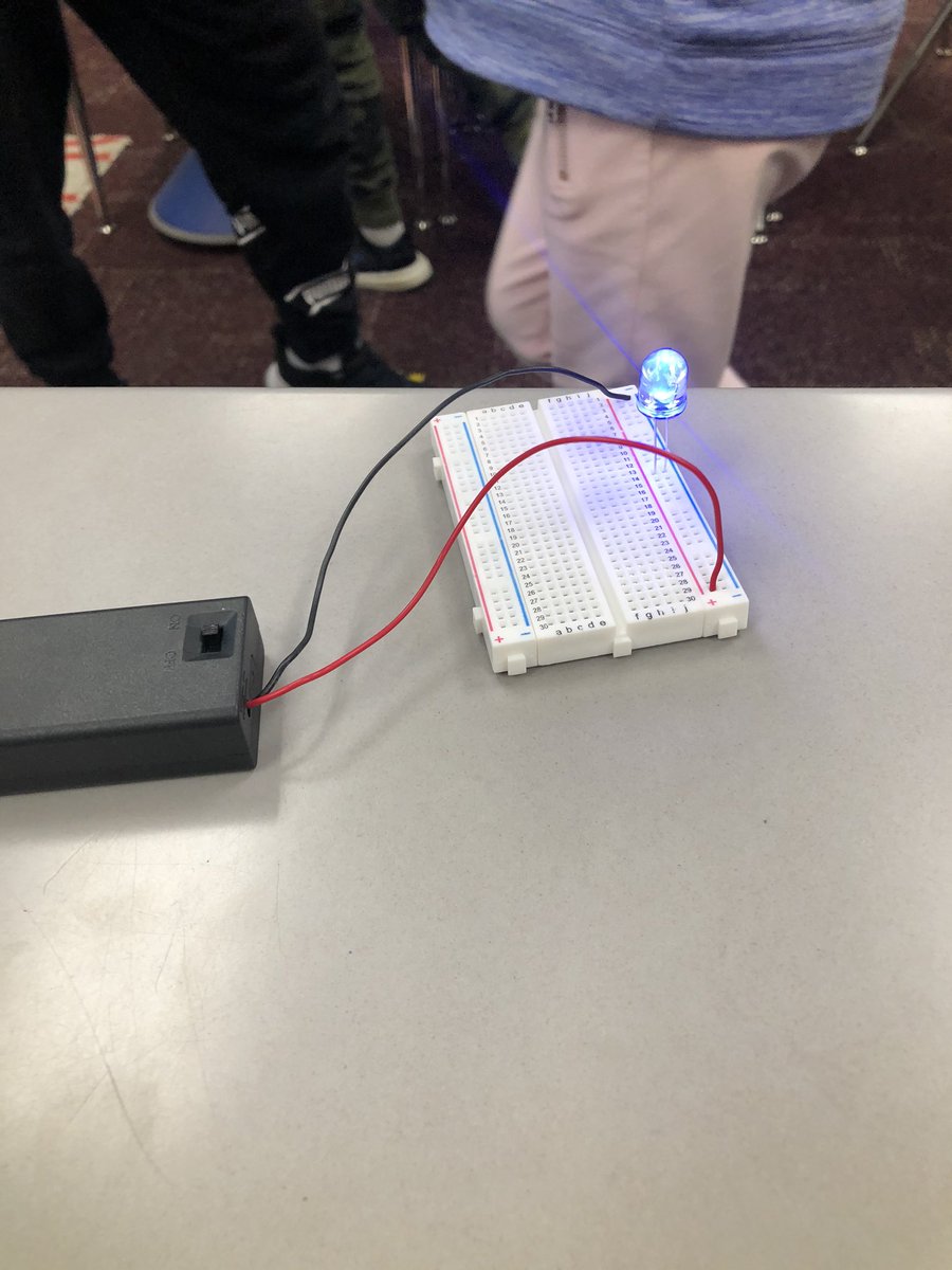 teacherkpratt's tweet image. Many different ways to create a complete circuit. There are still some similarities.  What do you notice is similar between these working circuits? @napls_ps @E4Tech_Teacher #e4tech