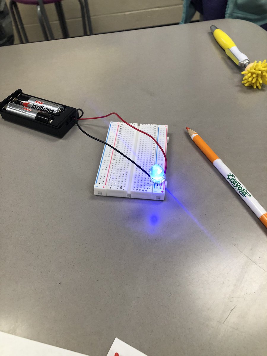 teacherkpratt's tweet image. Many different ways to create a complete circuit. There are still some similarities.  What do you notice is similar between these working circuits? @napls_ps @E4Tech_Teacher #e4tech