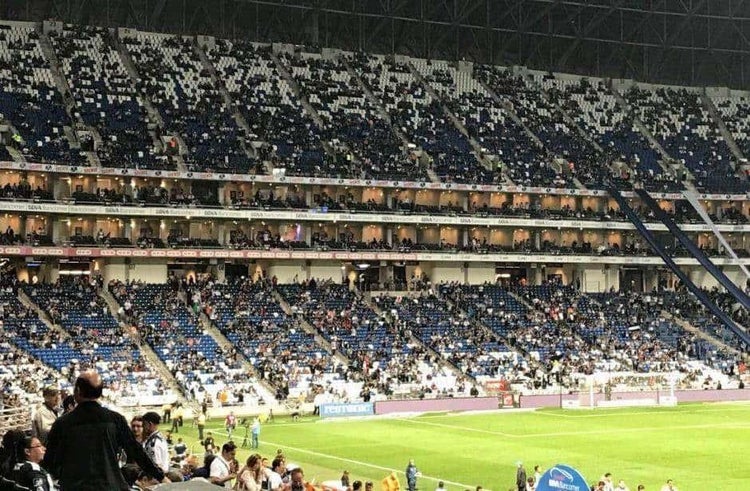 Ven porque es tan importante asistir al estadio?
Imaginate, El trapito Barovero anotando gol, corre a la tribuna y no hay nadie para abrazarlo? 
jamás podrán tener una foto así