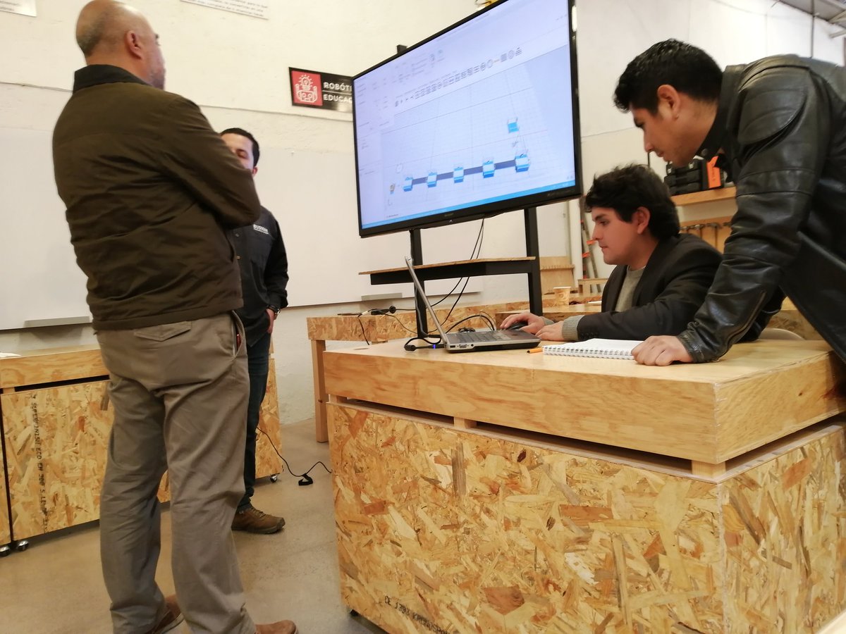 hub_kit's tweet image. 🔴Programa de emprendimiento en Industria 4.0
Continuamos con el taller de fábrica digital e industria del futuro, utilizando el software tecnomatix para simulación de procesos industriales, impartido por Busman Solution Partner de SIEMENS.