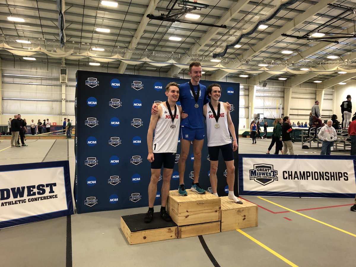 RunMaloneXCTF's tweet photo. Podium ceremony for the 3000m #TheLongRedLine https://t.co/QShJqQpHug