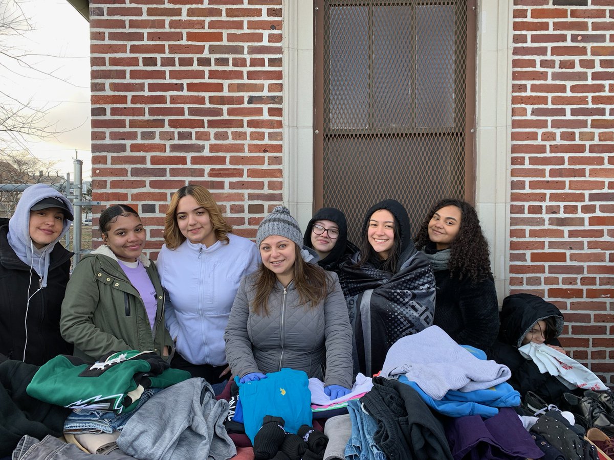 KimRuizPRAHD's tweet photo. Today, some of PRAHD's Entre Mujeres cohort participated in a community outreach event to help the homeless. We helped serve food and bag clothes. https://t.co/Vv3GqOk0Sw
