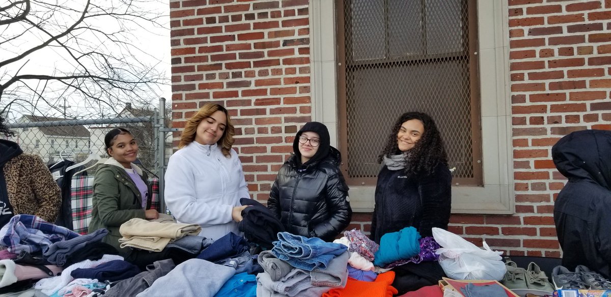 KimRuizPRAHD's tweet photo. Today, some of PRAHD's Entre Mujeres cohort participated in a community outreach event to help the homeless. We helped serve food and bag clothes. https://t.co/Vv3GqOk0Sw