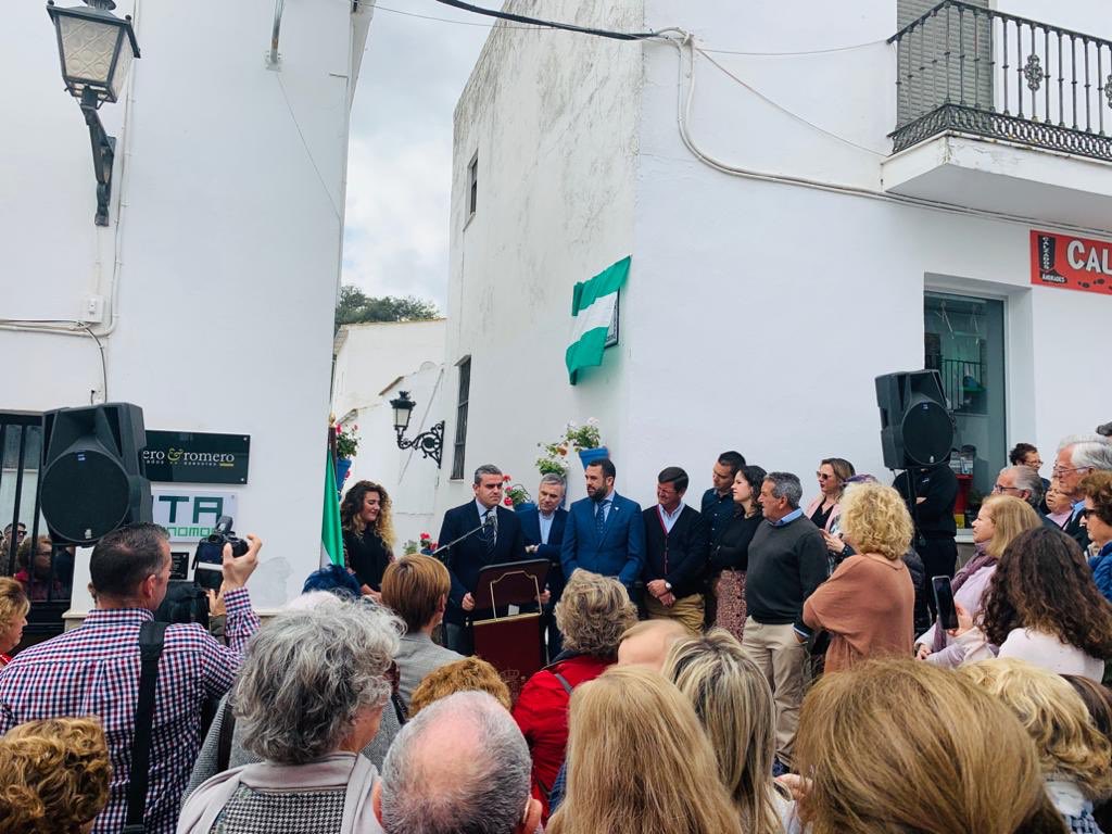 vejer_ortiz's tweet photo. Un honor participar hoy en el acto donde Algar reconoce a su vecina @LGallegoOficial dedicándole una calle. Muy merecido. No solo es una gran profesional, gran persona sino además una gran algareña.
Gracias @jcsanchezb82 y @garciamfernando 
Viva Laura Gallego y Viva Algar https://t.co/c9GSXG6YUo