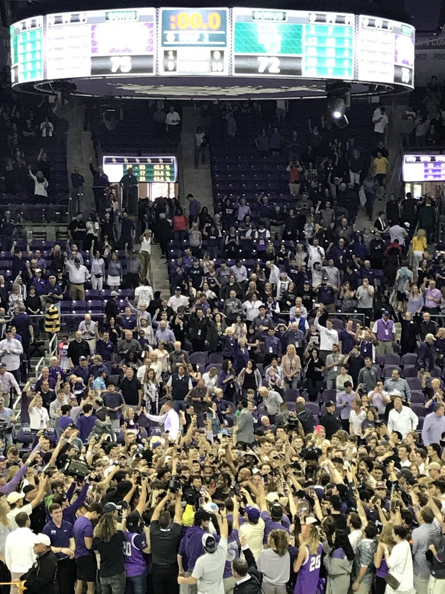 RobJohn_HFrogBB's tweet photo. TCU beats #2 Baylor!  How sweet it is. #GoFrogs https://t.co/EhchsvClgt