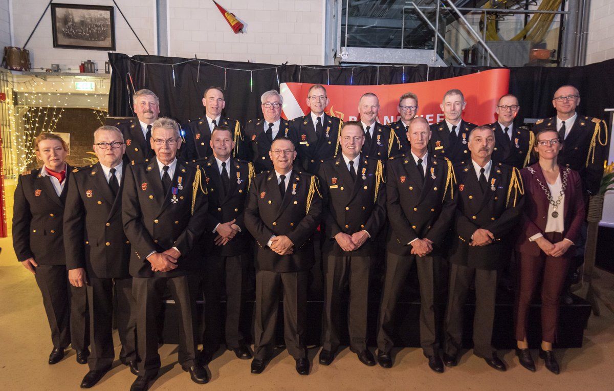 BRWGroningen's tweet photo. Burgemeester @cryfke van #Oldambt reikte vanavond Koninklijke Onderscheidingen uit aan maar liefst 16 collega’s. Welverdiend, want allemaal zijn ze tussen de 20 en 40 jaar in dienst. Van harte gefeliciteerd! 📸 Marcel Lameijer. https://t.co/5GmgvJ8EcX