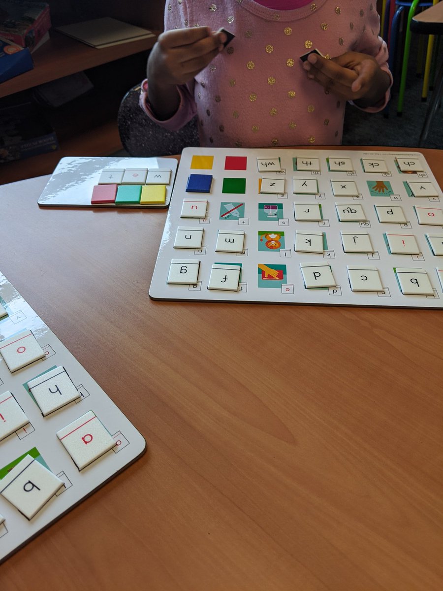 MsAInkrote's tweet photo. We broke out the Countdown boards and my kids were LOVING them! They are becoming such strong readers ♥️😊👍 https://t.co/rq1t0Fh4IN
