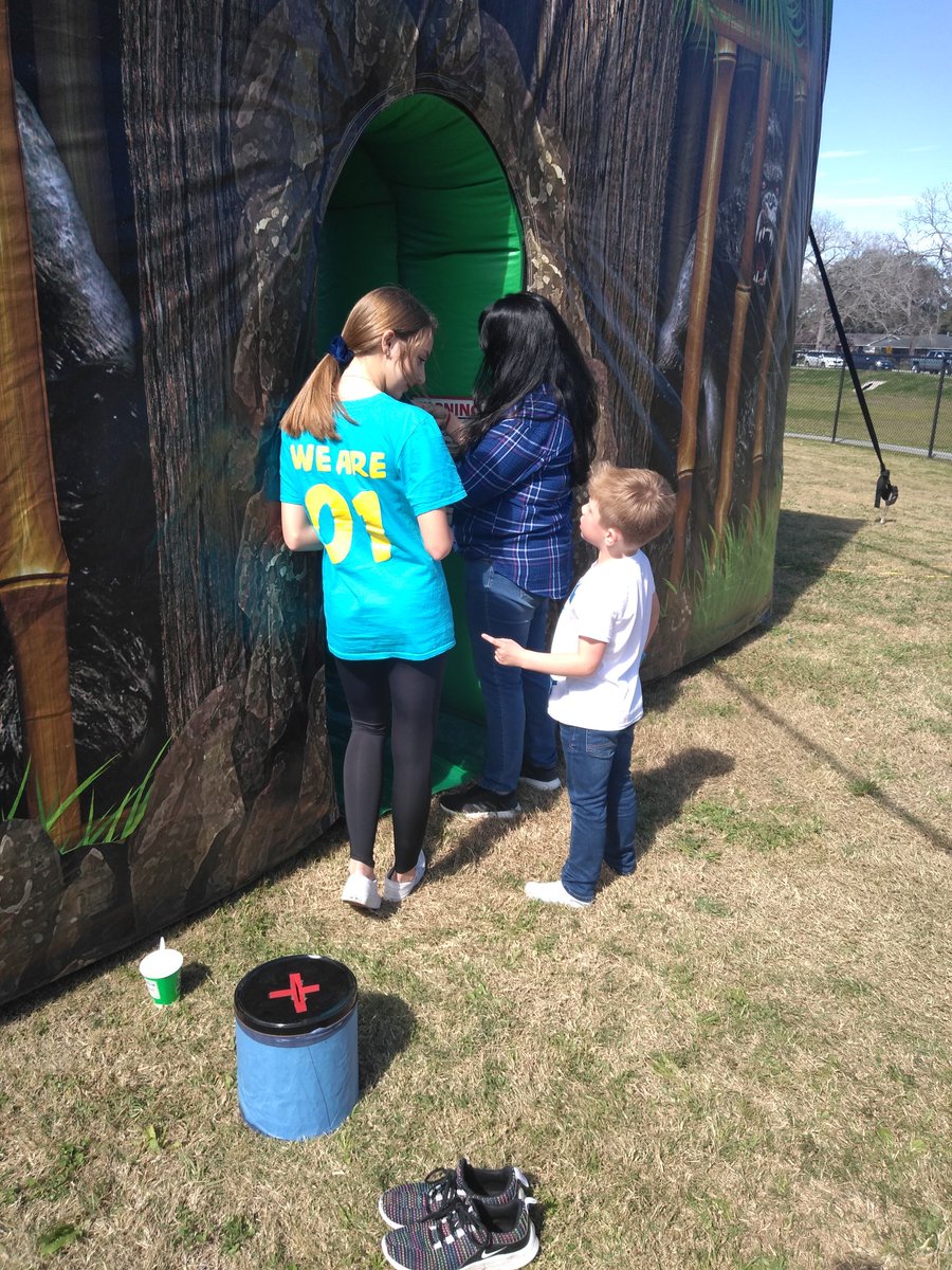 LJIPALS's tweet photo. Volunteering at @APBeutelElem for Bluebonnet Festival!! https://t.co/q4ho2UEQFC
