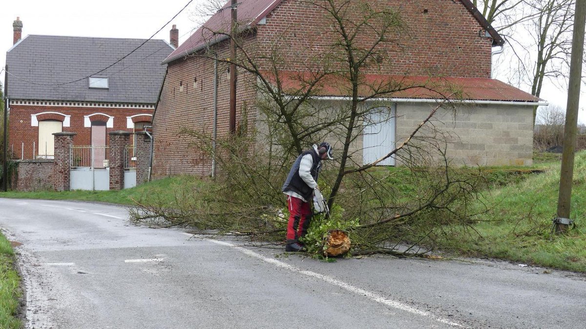 CourrierPicard's tweet photo. Un gros coup de vent frappe #Péronne et #Lihons [PHOTOS]
#FaitsDivers 
 https://t.co/JXat14U12k https://t.co/ekgIxdReOI